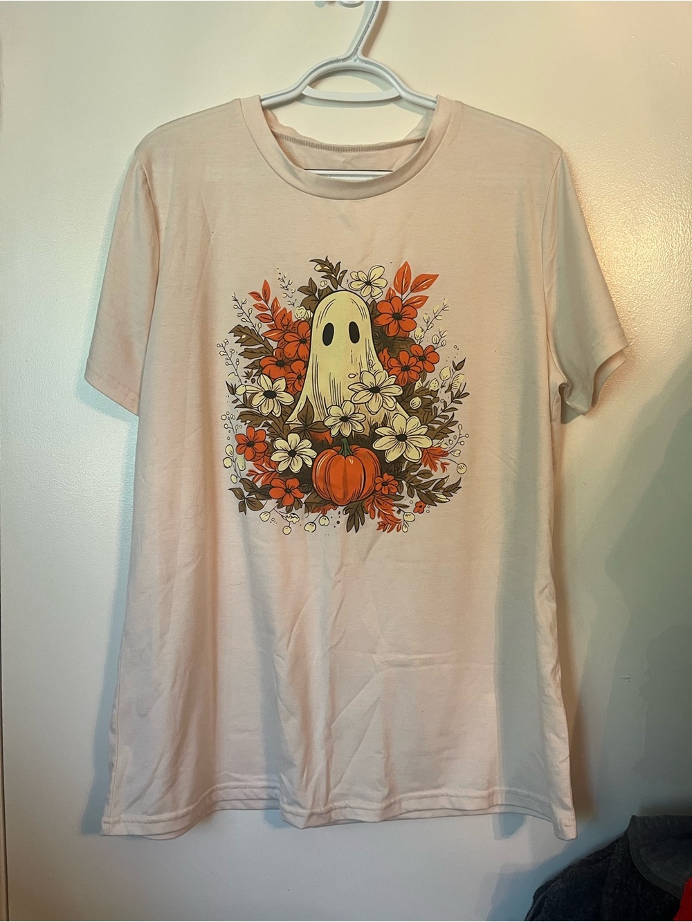 Cream Graphic Tee with Autumn Ghost & Pumpkin